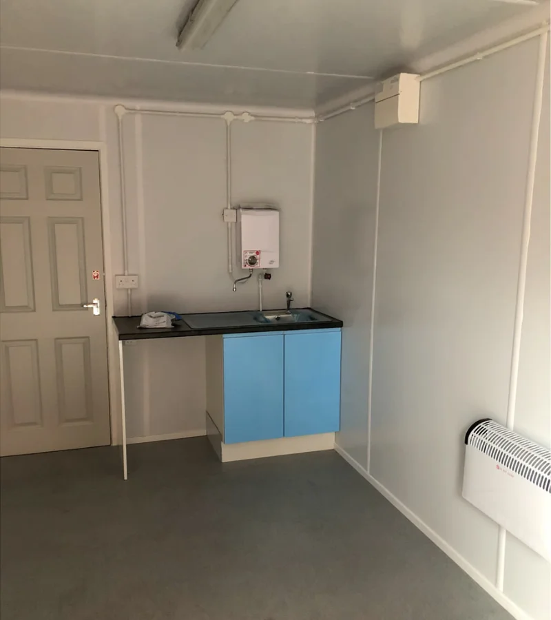 EARL-Container-Bureau-20-Pieds-avec-Cuisine-et-Toilettes-4.webp EARL-Container-Bureau-20-Pieds-avec-Cuisine-et-Toilettes-4.webp