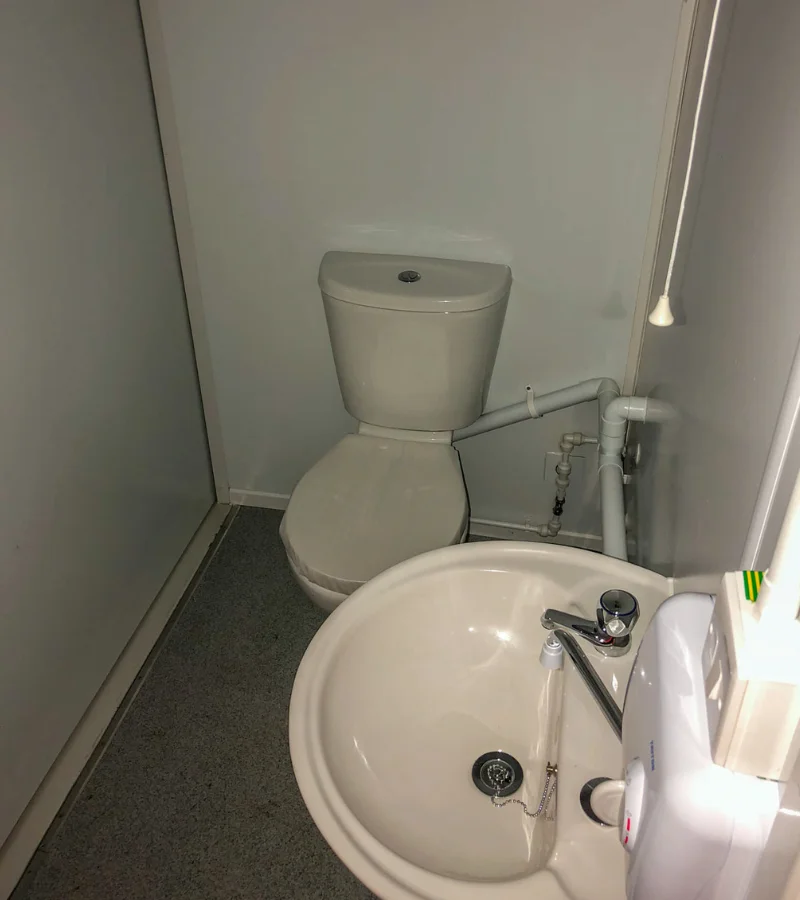 EARL-Container-Bureau-20-Pieds-avec-Cuisine-et-Toilettes-6.webp EARL-Container-Bureau-20-Pieds-avec-Cuisine-et-Toilettes-6.webp