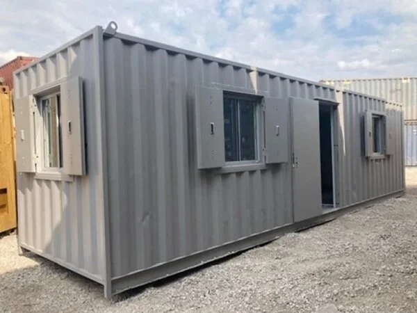 EARL-Container-bureau-de-30-pieds-avec-fenetres-anti-vandalisme.webp EARL-Container-bureau-de-30-pieds-avec-fenetres-anti-vandalisme.webp