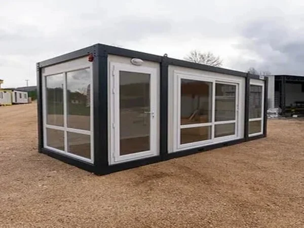 Vue-exterieure-du-container-20-pieds-amenage-vitre-avec-grandes-fenetres1.webp Vue-exterieure-du-container-20-pieds-amenage-vitre-avec-grandes-fenetres1.webp